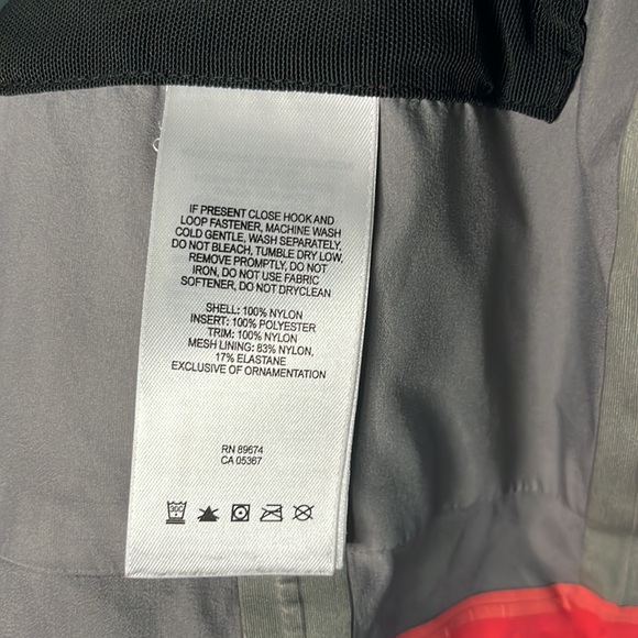 Women’s sz M Mountain Hardwear Rain Jacket - Picture 11 of 12